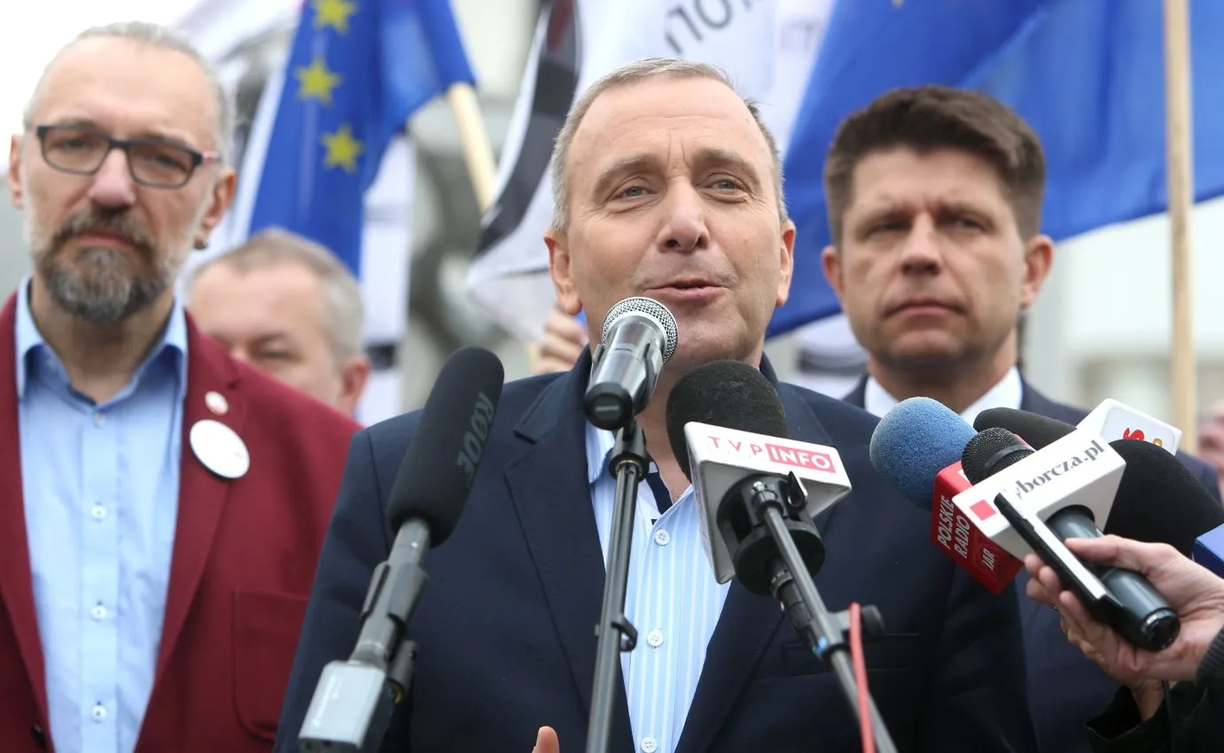 PO wysyła SMS-y do swoich działaczy. "Każdy ma obowiązek przyjechać na marsz"