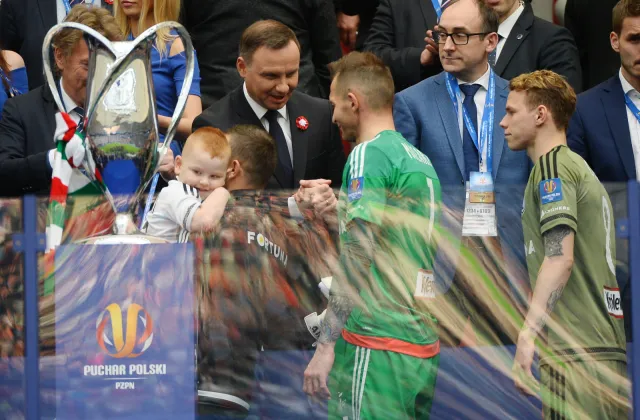 Kibice Legii i Lecha murem za Andrzejem Dudą. Gwizdy to dzieło "pikników"?