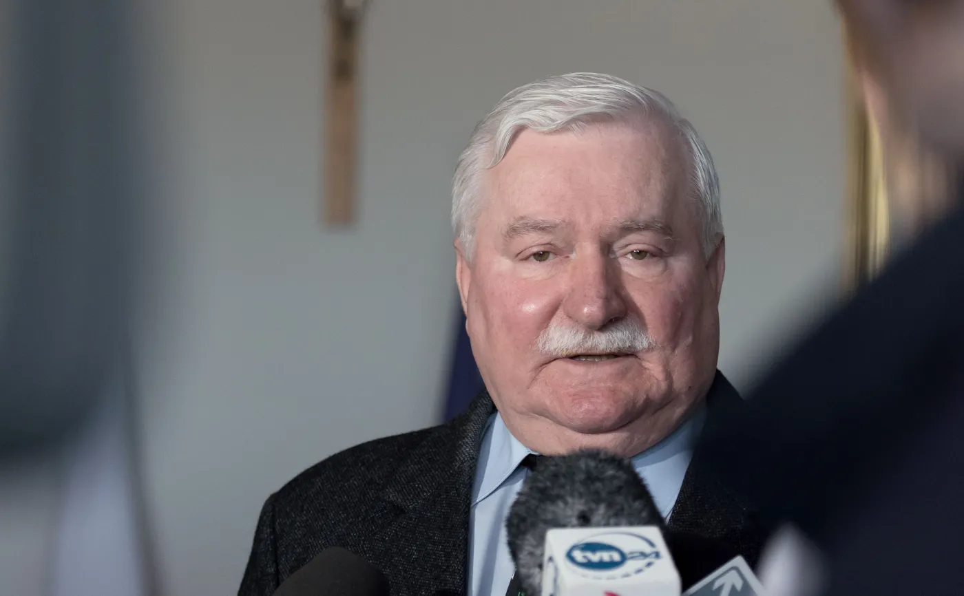 9005139-lech-walesa-udziela-wywiadu.jpg