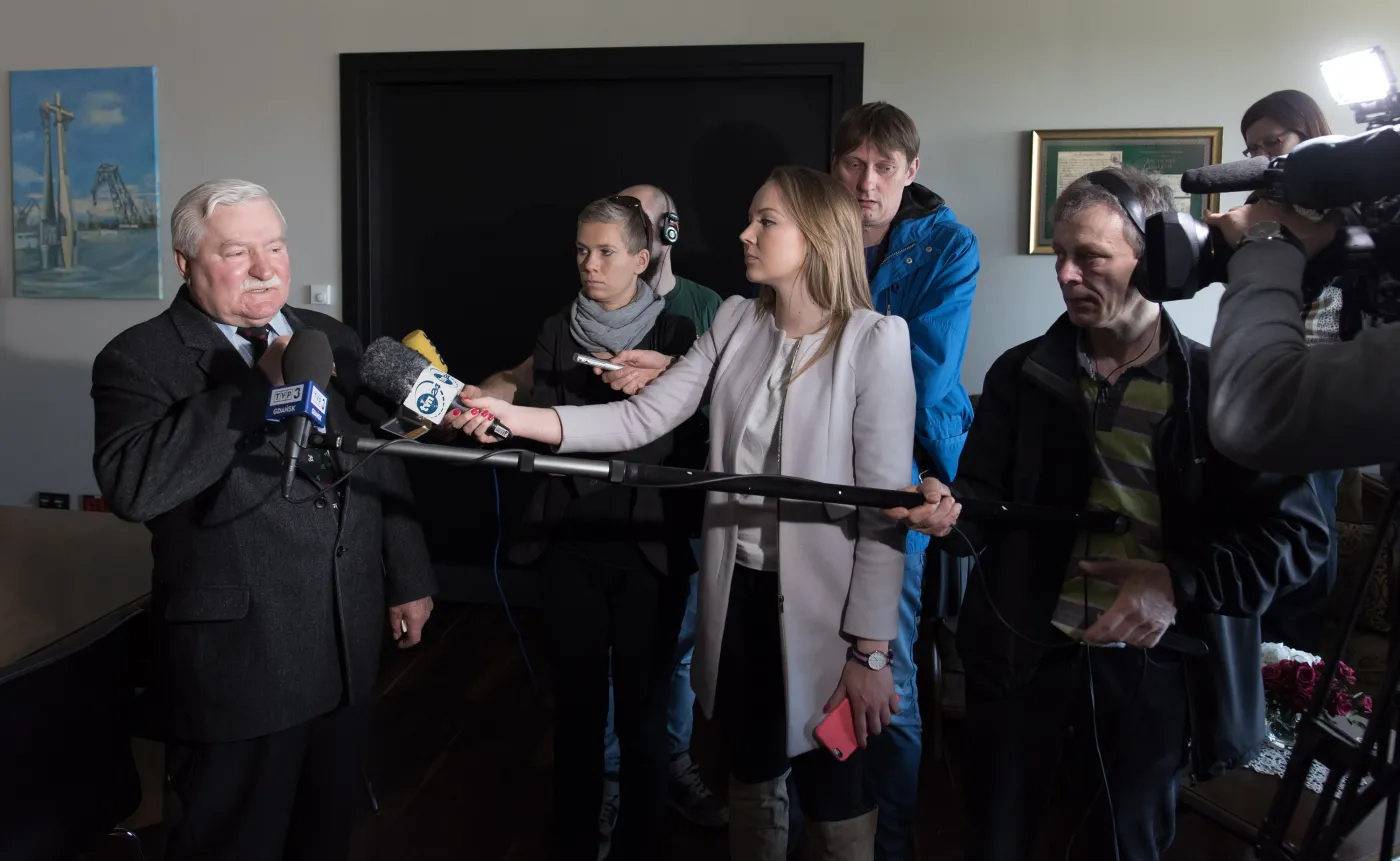 9005171-lech-walesa-udziela-wywiadu.jpg