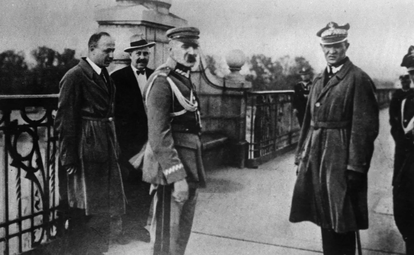 Marszałek Józef Piłsudski na Moście Poniatowskiego, tuż przed zamachem majowym