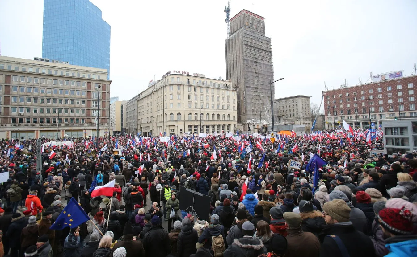 "Wolna Polska", "Wolne media" i "Precz z kaczyzmem"...  Demonstracje KOD w obronie mediów. ZDJĘCIA