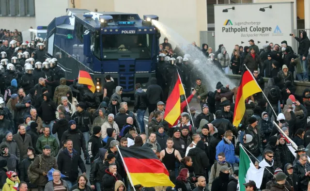 "Precz z Merkel". Manifestacja Pegidy przeciw imigrantom, starcia z policją w Kolonii