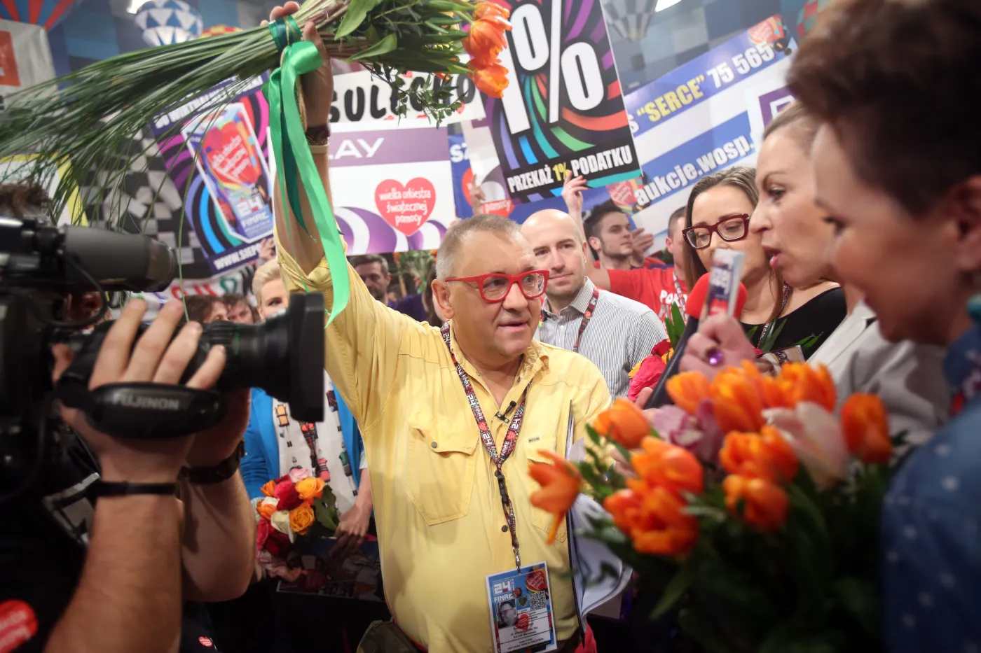 W Polsce i poza granicami gra WOŚP. Pieniądze zbiera 120 tys. wolonatriuszy