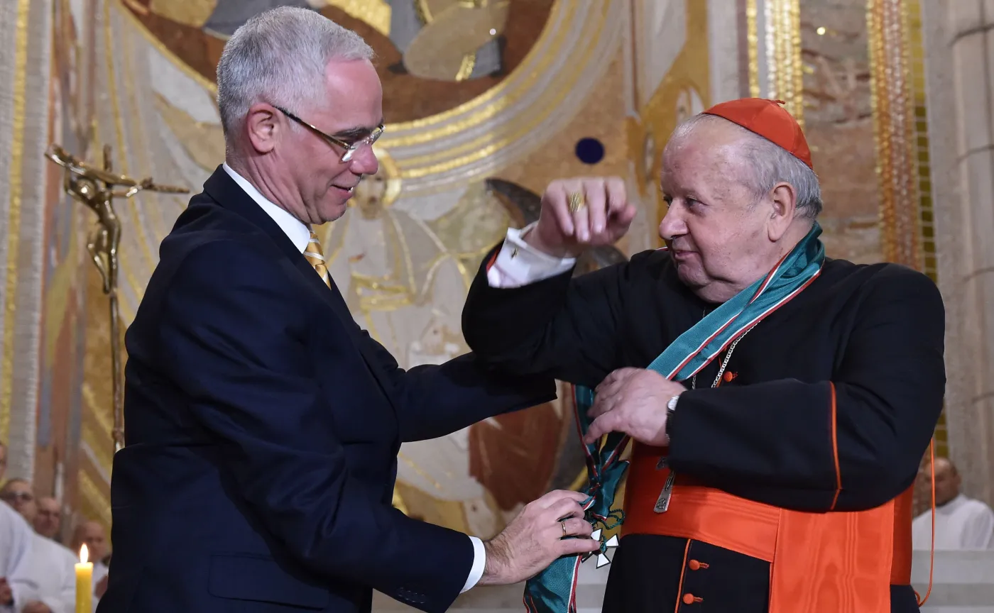 Kardynał Stanisław Dziwisz (P) odbiera z rąk węgierskiego ministra zasobów ludzkich Zoltána Baloga (L) Wielki Krzyż Orderu Zasługi Węgier