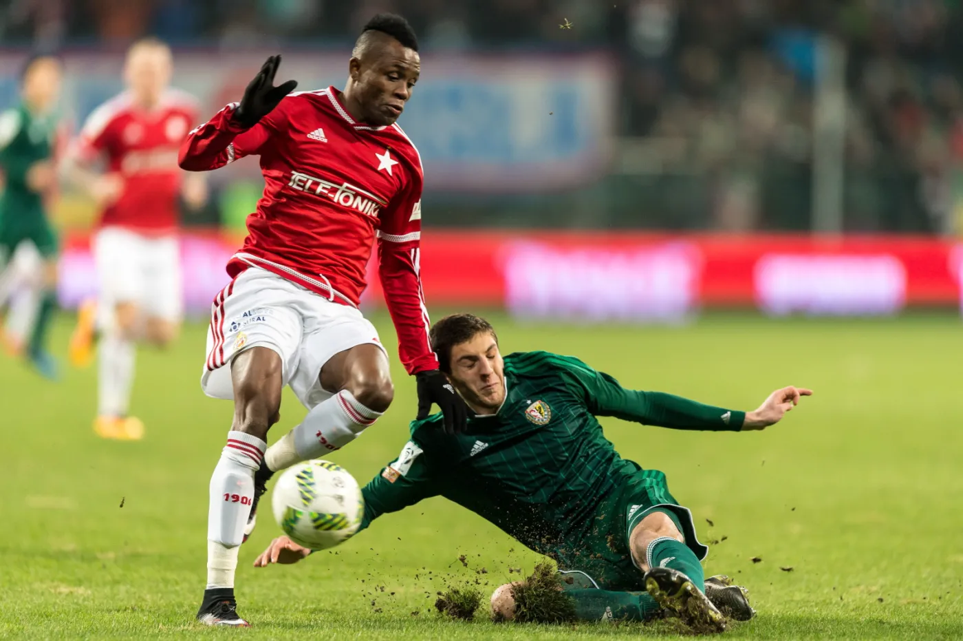 Zawodnik Śląska Wrocław Lasha Dvali (P) i Donald Wilde- Guerrier (L) z Wisły Kraków walczą o piłkę w meczu 22. kolejki T-Mobile Ekstraklasy