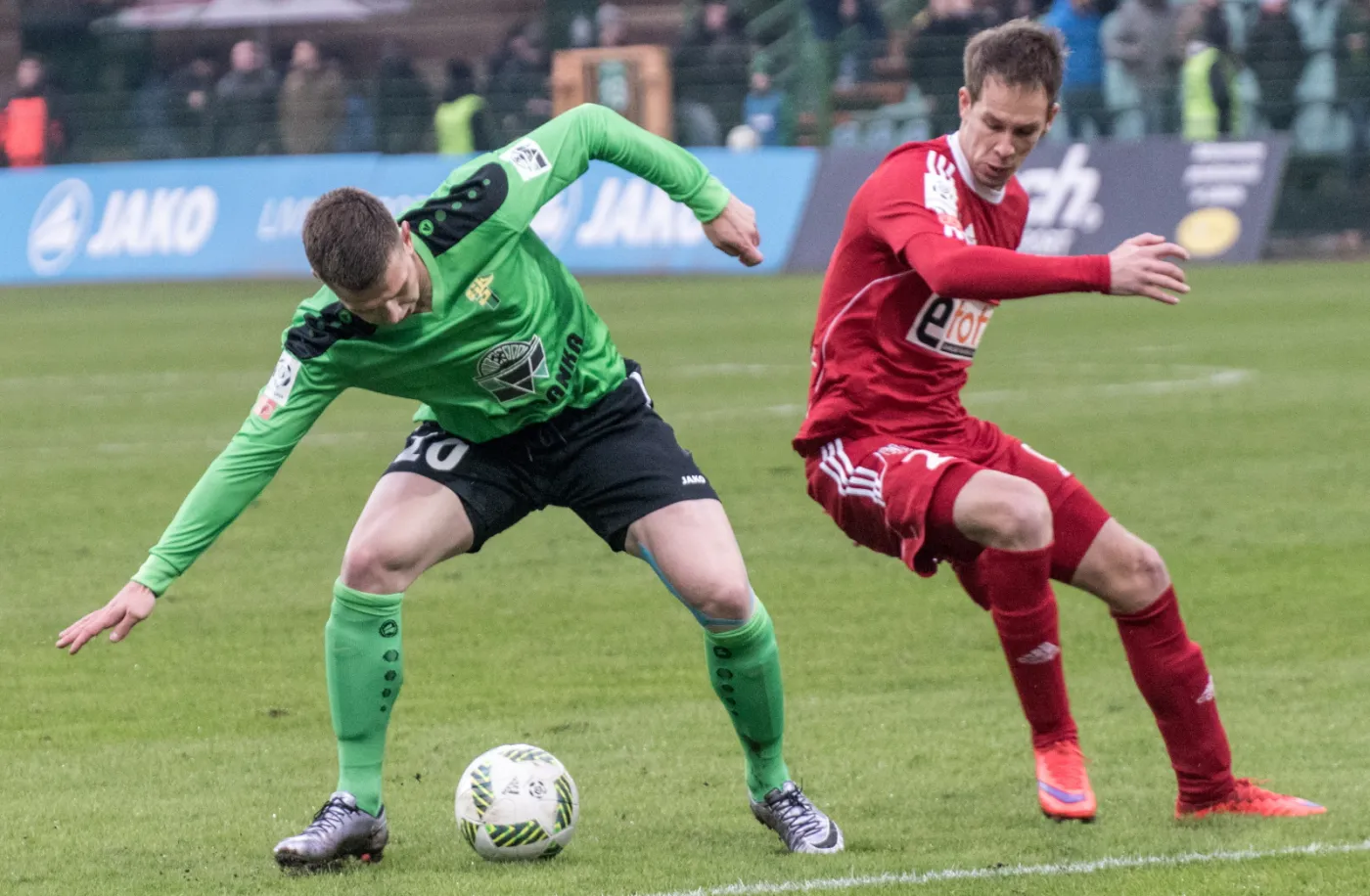 Zawodnik Górnika Łęczna Jakub Świerczok (L) i Patrik Mraz (P) z Piasta Gliwice walczą o piłkę podczas meczu 22. kolejki T-Mobile Ekstraklasy