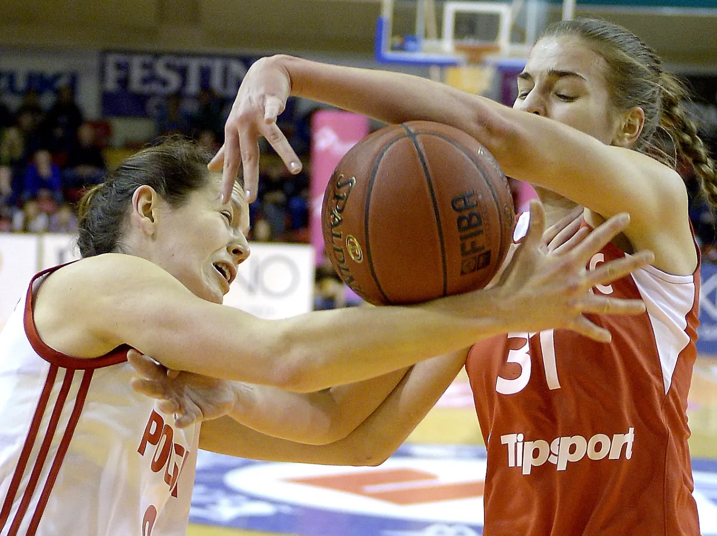 Justyna Żurowska-Cegielska (L) walczy o piłkę z Czeszką Klarą Krivankovą (P) podczas meczu towarzyskiego koszykarek w Krośnie