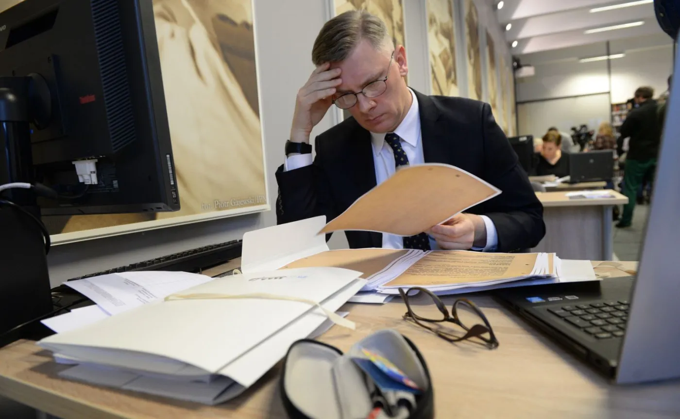 Historyk Sławomir Cenckiewicz w czytelni IPN