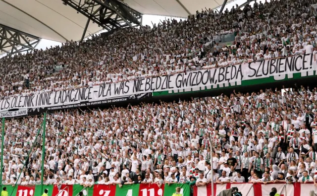 Nie będzie śledztwa w sprawie transparentu na stadionie Legii o szubienicach dla Lisa i Olejnik. "To polemika..."