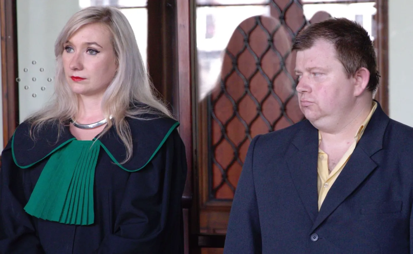 Policjant Tomasz Klimowicz (P) z mec. Katarzyną Górny-Salwarowską (L), podczas ogłoszenia wyroku