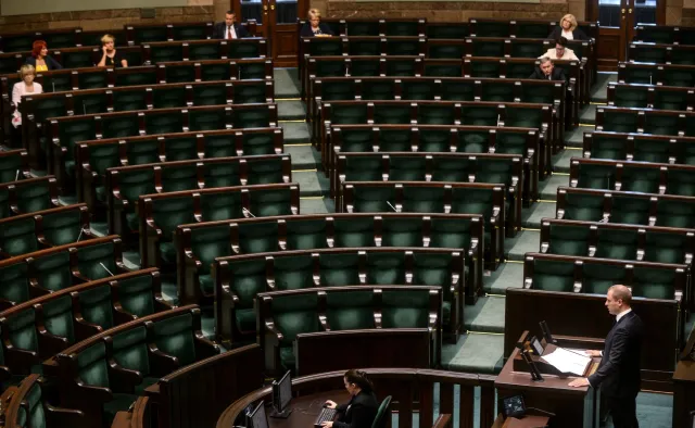 Wiceszef MON przedstawia informacje o misji polskich żołnierzy na Bliskim Wschodzie. W Sejmie pustki
