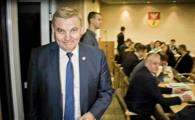 Wojna PO-PiS na dole, czyli bunt radnych przeciw szefom gmin i prezydentom