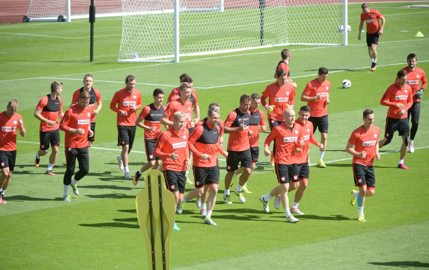 Piłkarze i kibice przed meczem Polska - Portugalia uczczą pamięć ofiar zamachu w Turcji