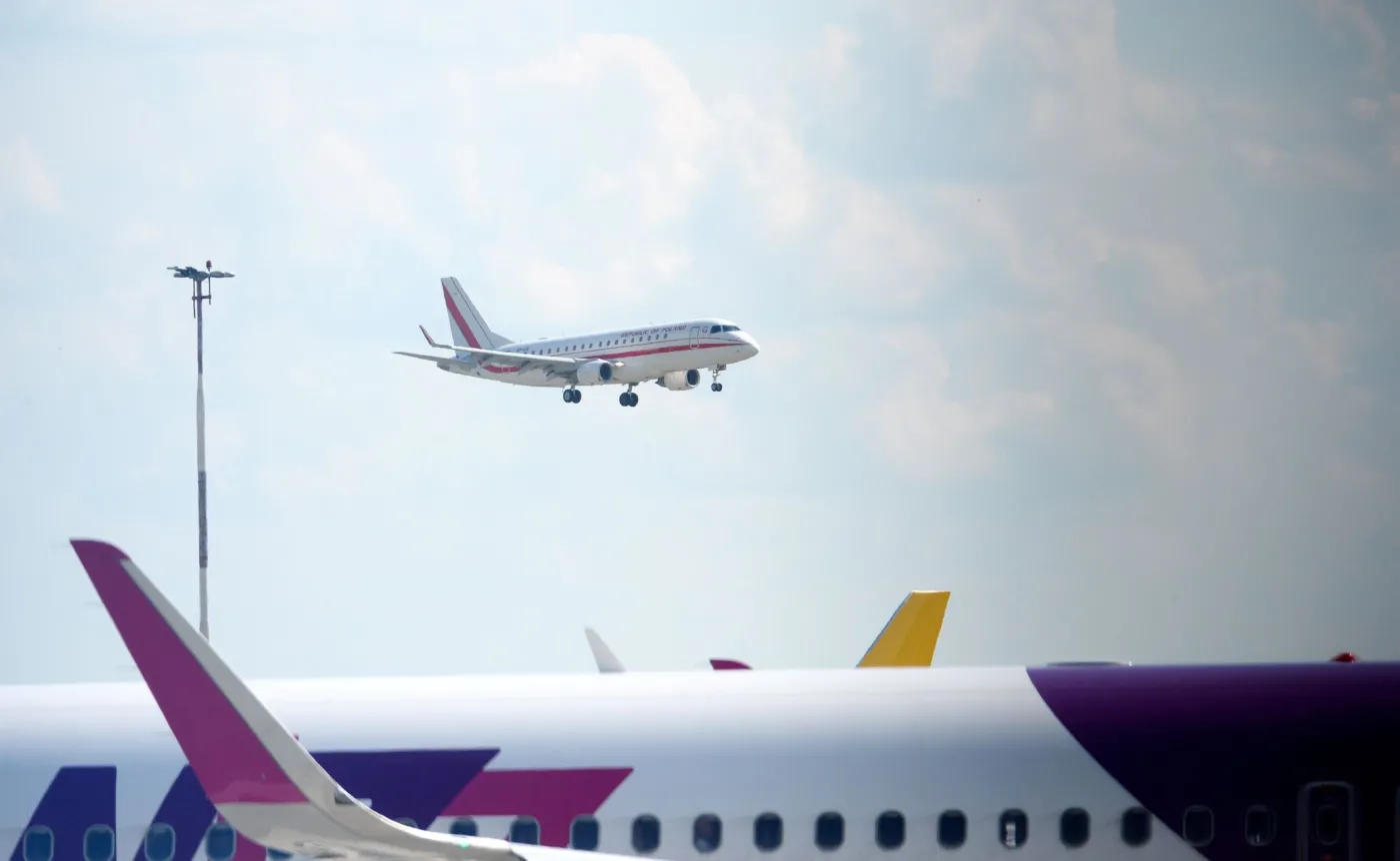 Smutni piłkarze szybko wyszli z lotniska. Długo z kibicami nie rozmawiali [ZDJĘCIA]