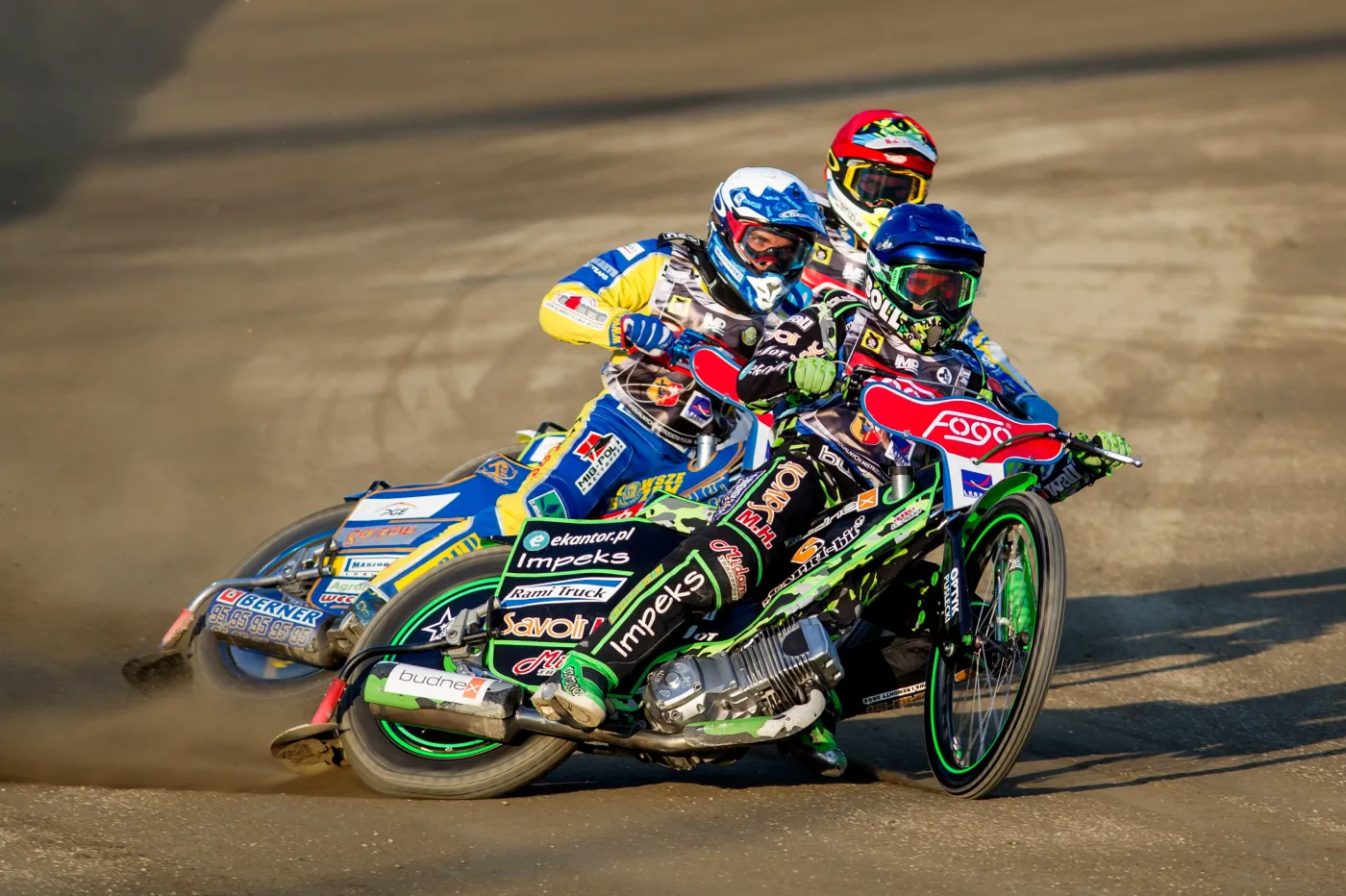 Patryk Dudek (kask niebieski) , Bartosz Zmarzlik (kask biały) i Krzysztof Buczkowski (kask czerwony) w jednym z biegów podczas finału indywidualnych mistrzostw Polski na żużlu