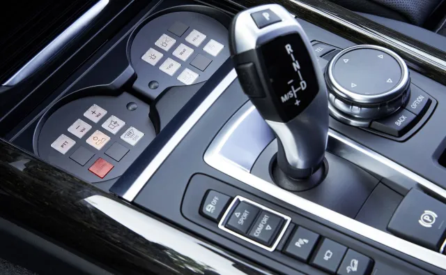 Noktowizor, laser i pięć metrów karoserii dla BOR tylko z Niemiec. Tak będzie chroniony prezydent i rząd [NOWY KONTRAKT]