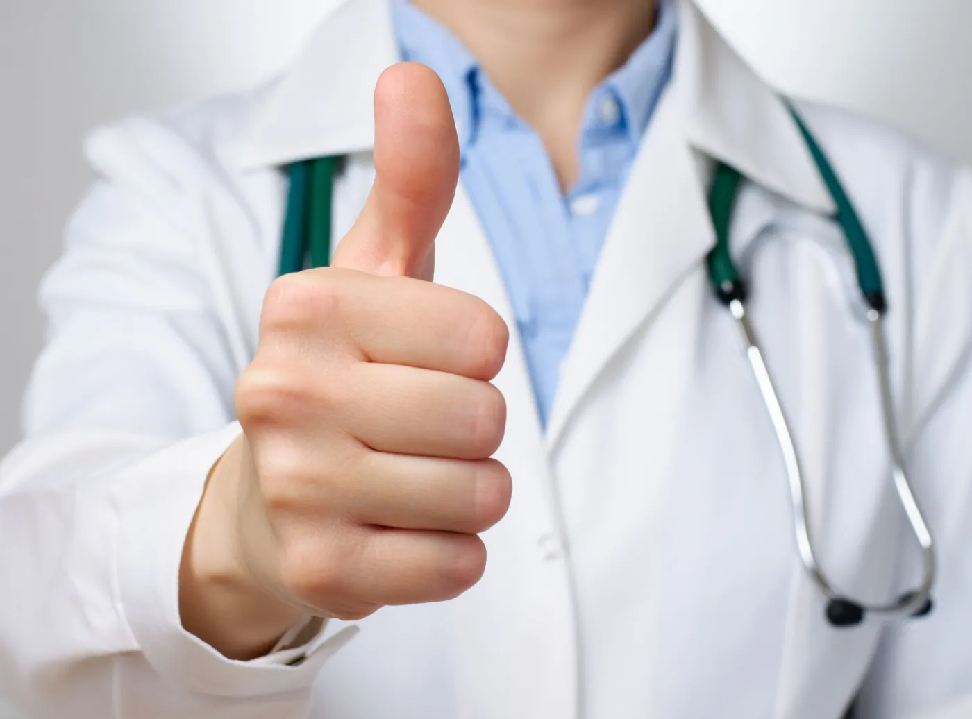 Lekarz podnosi kciuk do góry