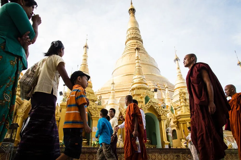 9253865-shwedagon-w-yangon-birma-fot.jpg