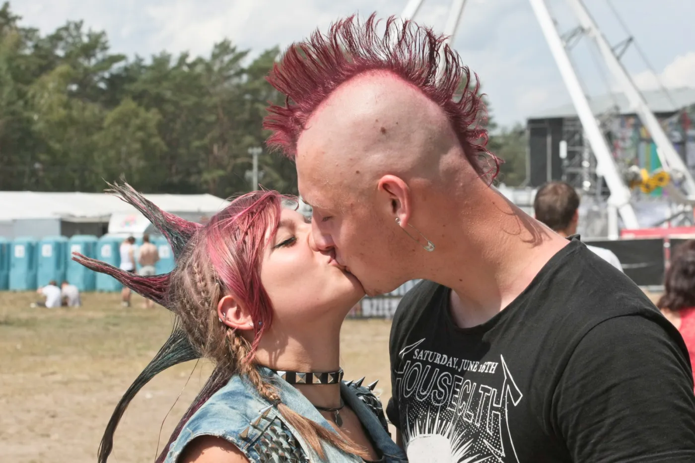 A miłość jest wszędzie i nie przeszkadzają jej nawet postawione na czub (i cukier?) włosy / fot. Lech Majewski