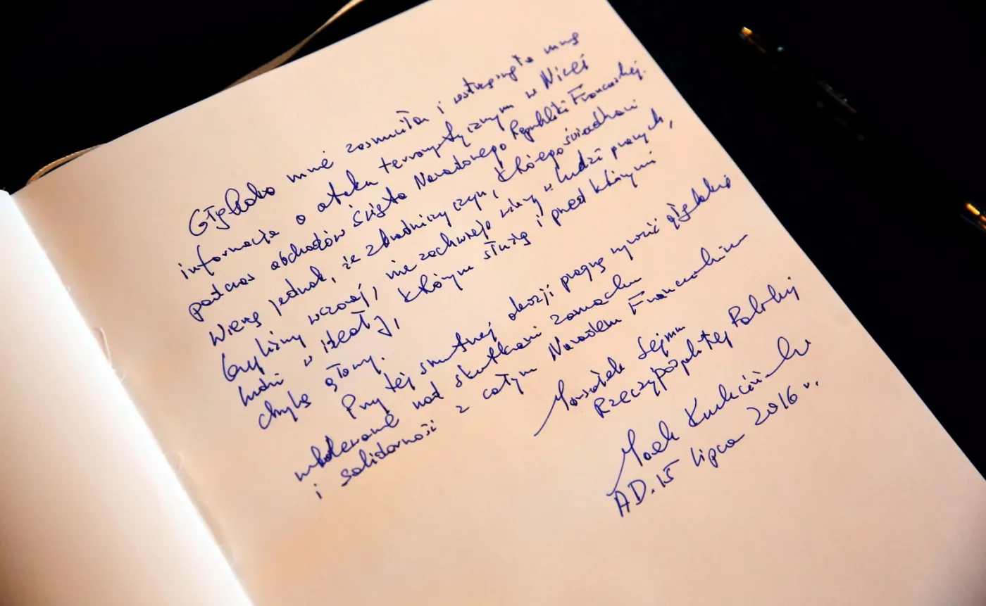  Wpis w księdze kondolencyjnej złożony przez marszałka Sejmu Marka Kuchcińskiego, w ambasadzie Republiki Francuskiej w Warszawie