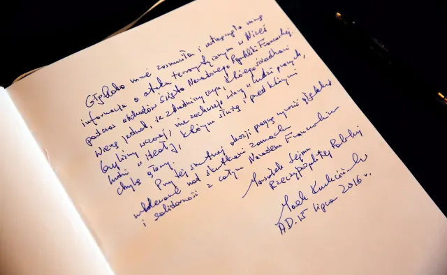 Mieszkańcy Warszawy i politycy oddają hołd ofiarom zamachu w Nicei. PKiN w barwach Francji