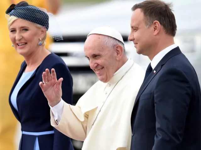 Internauci bezlitośnie podsumowali stylizację, w której prezydentowa witała papieża. FOTO