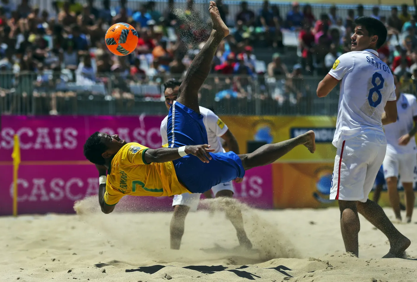 Na plaży, na plaży fajnie jest! Podczas "Beach Soccer Mundialito" gra się bardzo efektownie. ZDJĘCIA