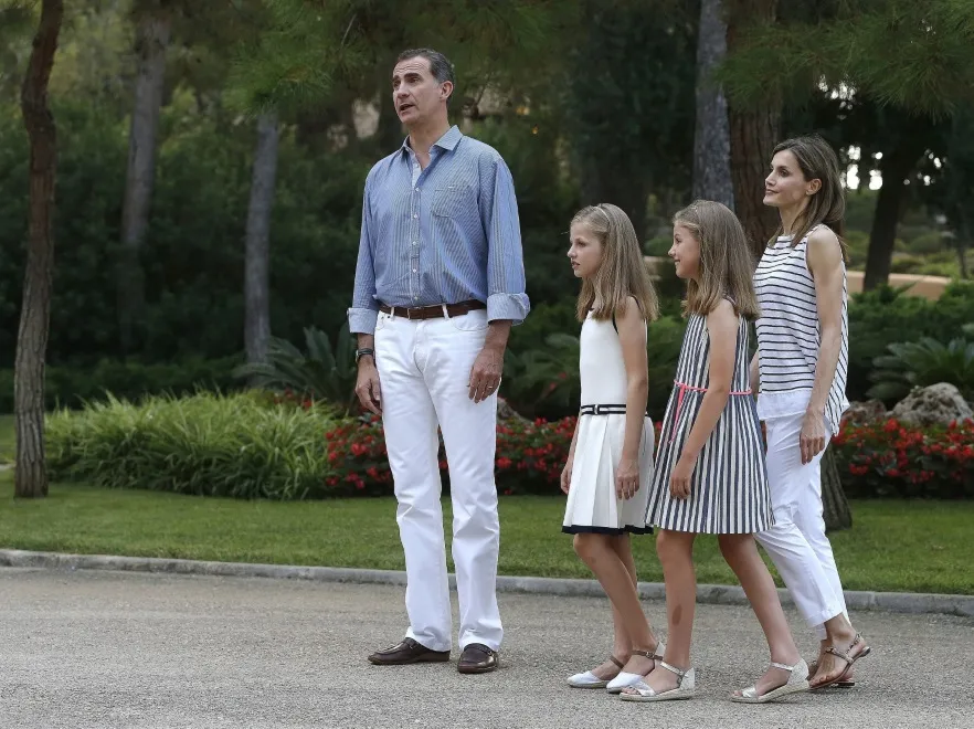 Monarchowie też mogą być naturalni! Hiszpańska rodzina królewska na wakacjach. FOTO