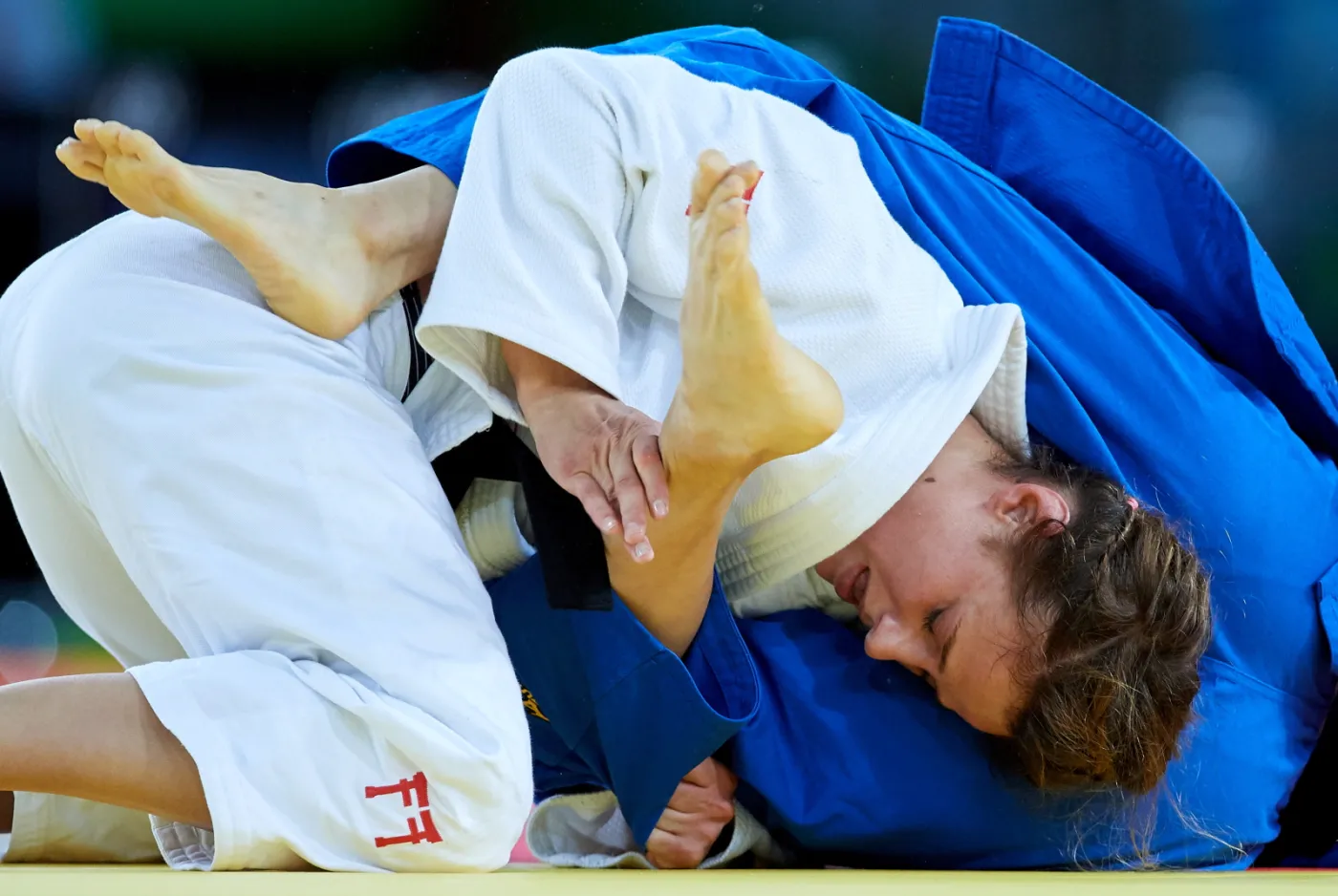Arleta Podolak (biała judoga) w pojedynku eliminacyjnym w judo (kat. 57 kg.) z Chen-Ling Lien z Tajwanu