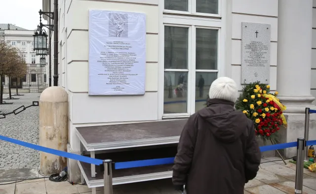 Smoleńskie tablice znikną z Krakowskiego Przedmieścia. Konserwator zabytków podpisze taką decyzję