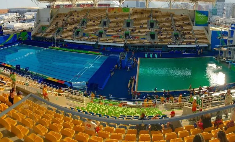 Woda w basenie zmieniła kolor