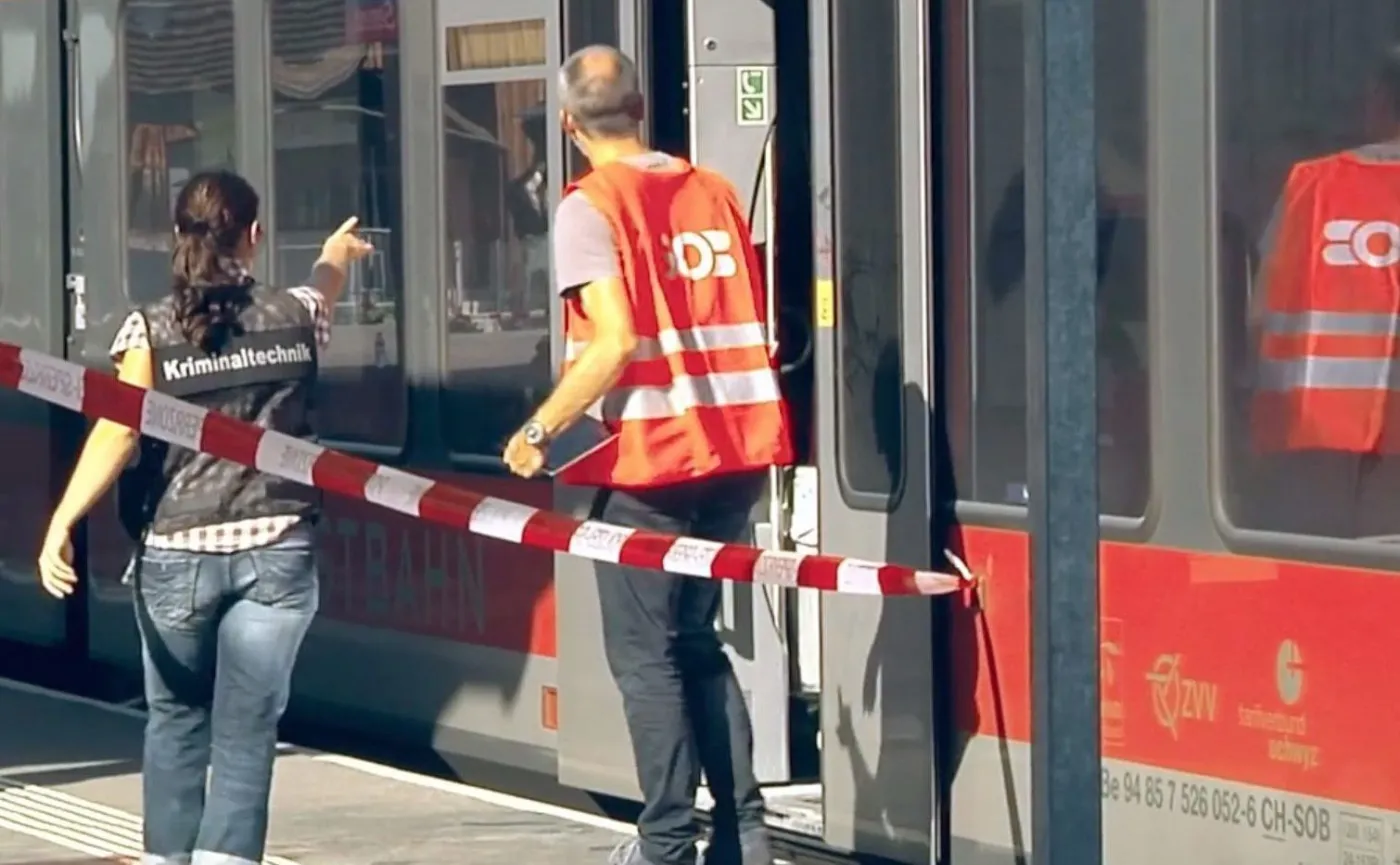 Technicy kryminalni w pociągu, w którym doszło do ataku