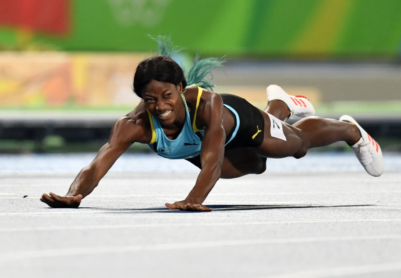 9368782-shaunae-miller-rzucila-sie-na.jpg