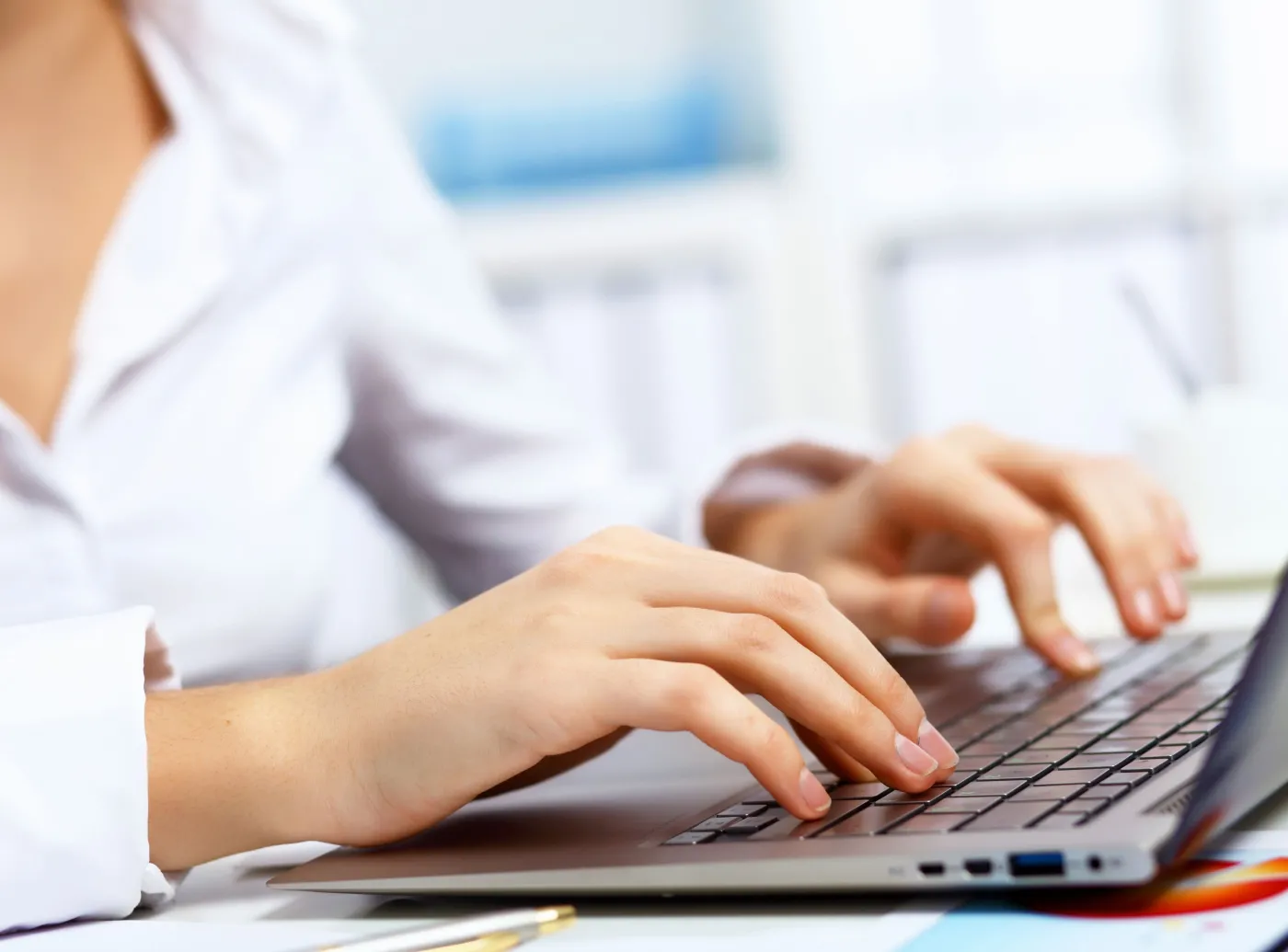 Kobieta pisze na klawiaturze
