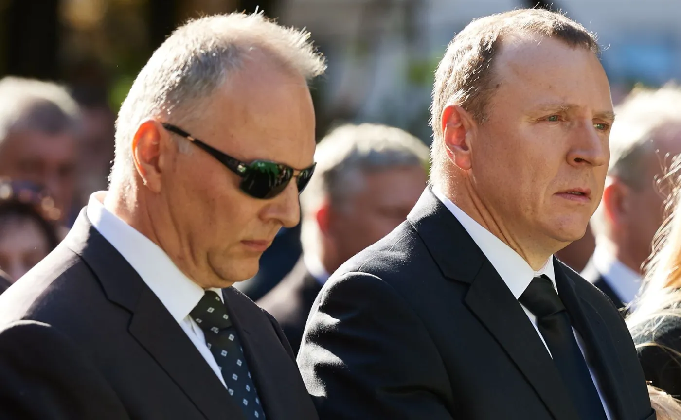 Jarosław (L) i Jacek (P) Kurscy - w trakcie mszy żałobnej w kaplicy nowej Cmentarza Srebrzysko