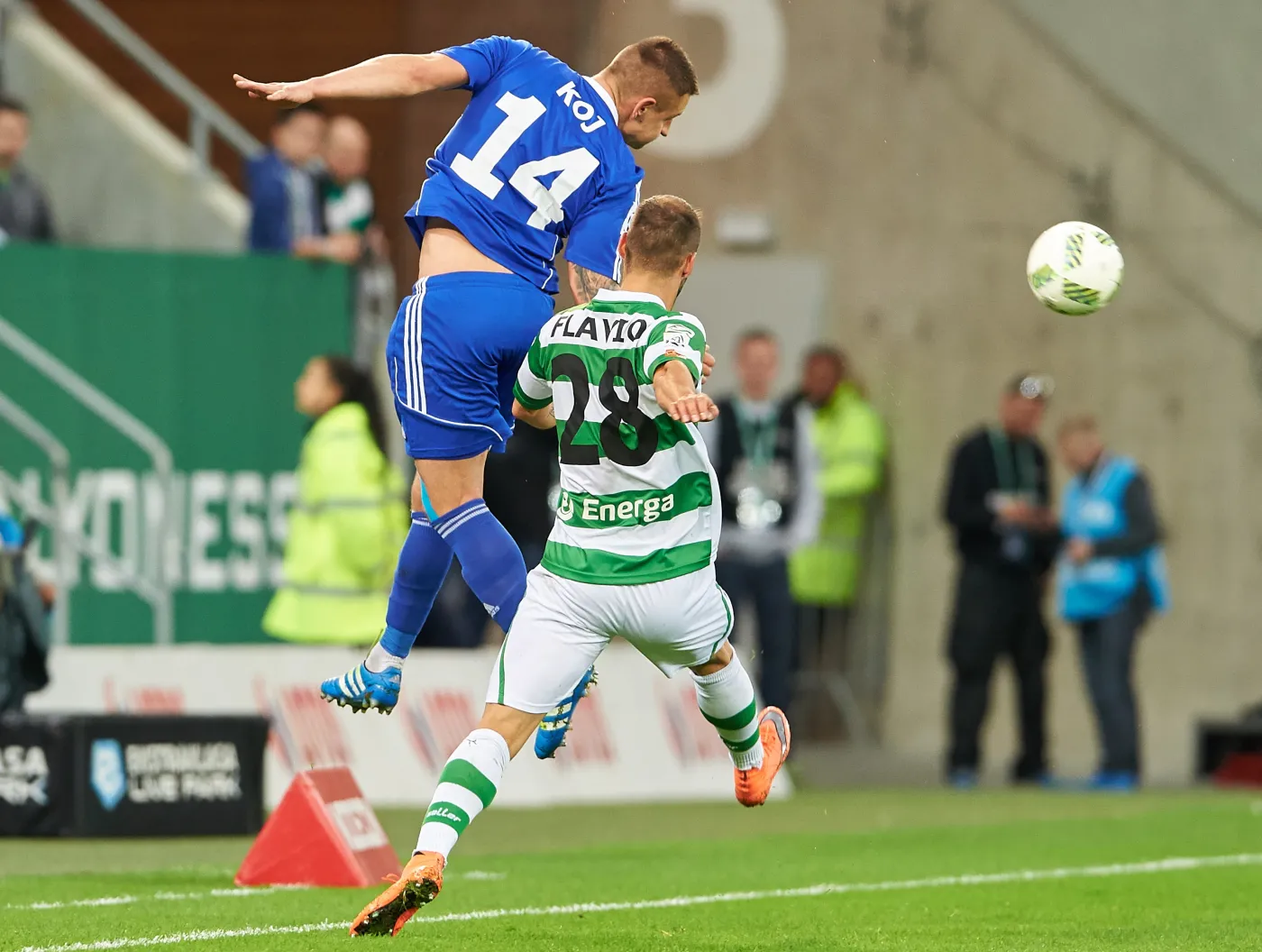 Zawodnik Lechii Gdańsk Flavio Paixao (P) i Michał Koj (L) z Ruchu Chorzów