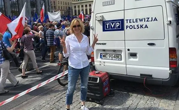 Agata Młynarska na marszu KOD