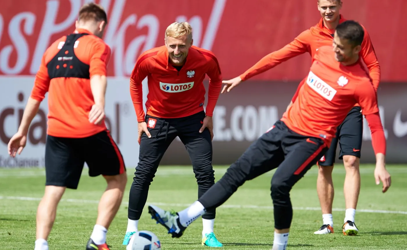 Euro 2016: "Dziadek", siatkonoga i tłum kibiców. Pierwszy trening reprezentacji za nami