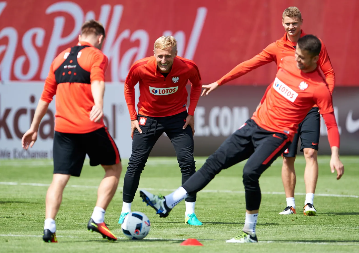 Piłkarze reprezentacji Polski: Kamil Glik (C), Paweł Dawidowicz (P-tył), Łukasz Fabiański (P) i Jakub Błaszczykowski (L), podczas treningu kadry w Jastarni