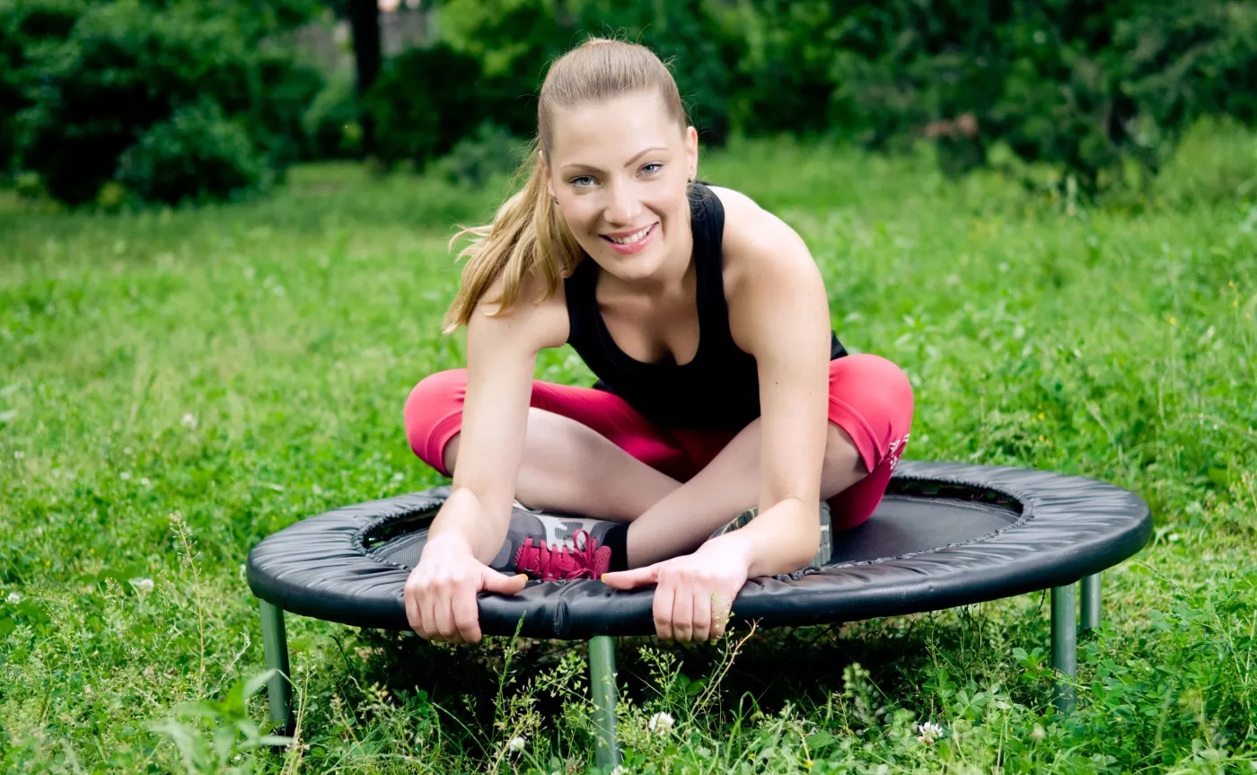 Kobieta siedzi na trampolinie