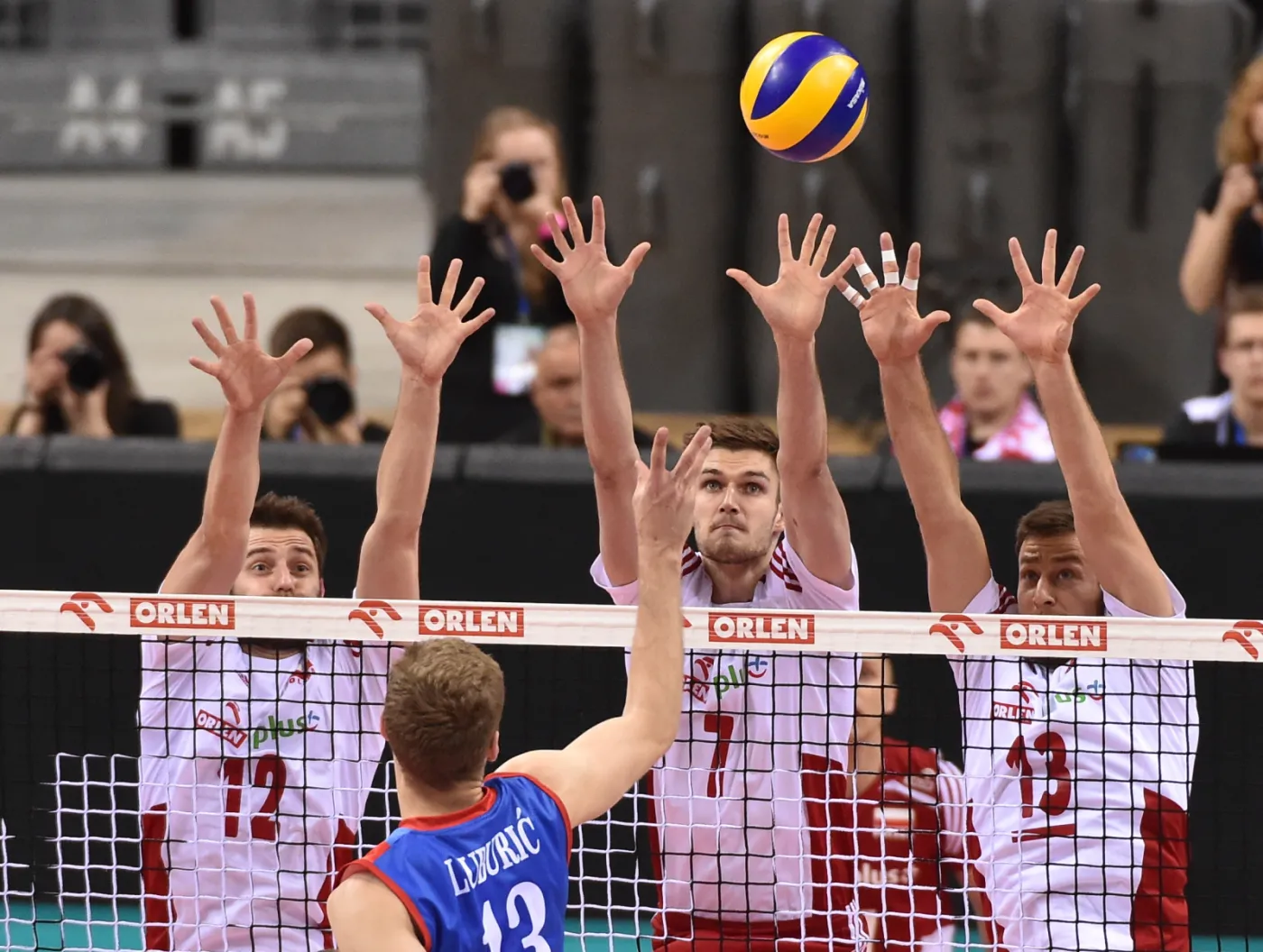 Grzegorz Łomacz, Karol Kłos i Michał Kubiak oraz Drazen Luburić (C) z Serbii podczas meczu XIV Memoriału Huberta Jerzego Wagnera w Tauron Arenie Kraków