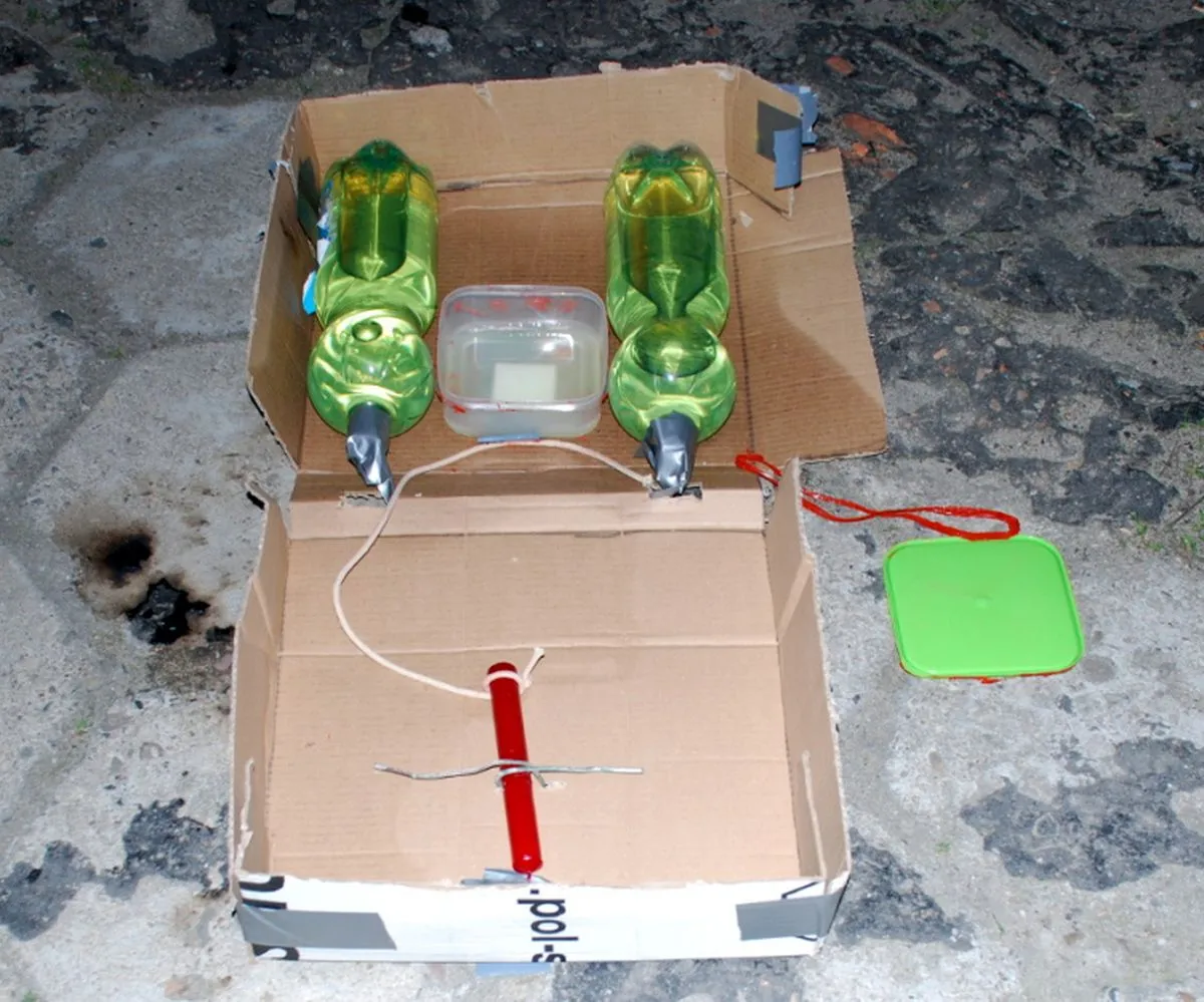 Takie bomby podłożyli pod radiowozy. Udaremniono zamach na jednostkę policji w Warszawie