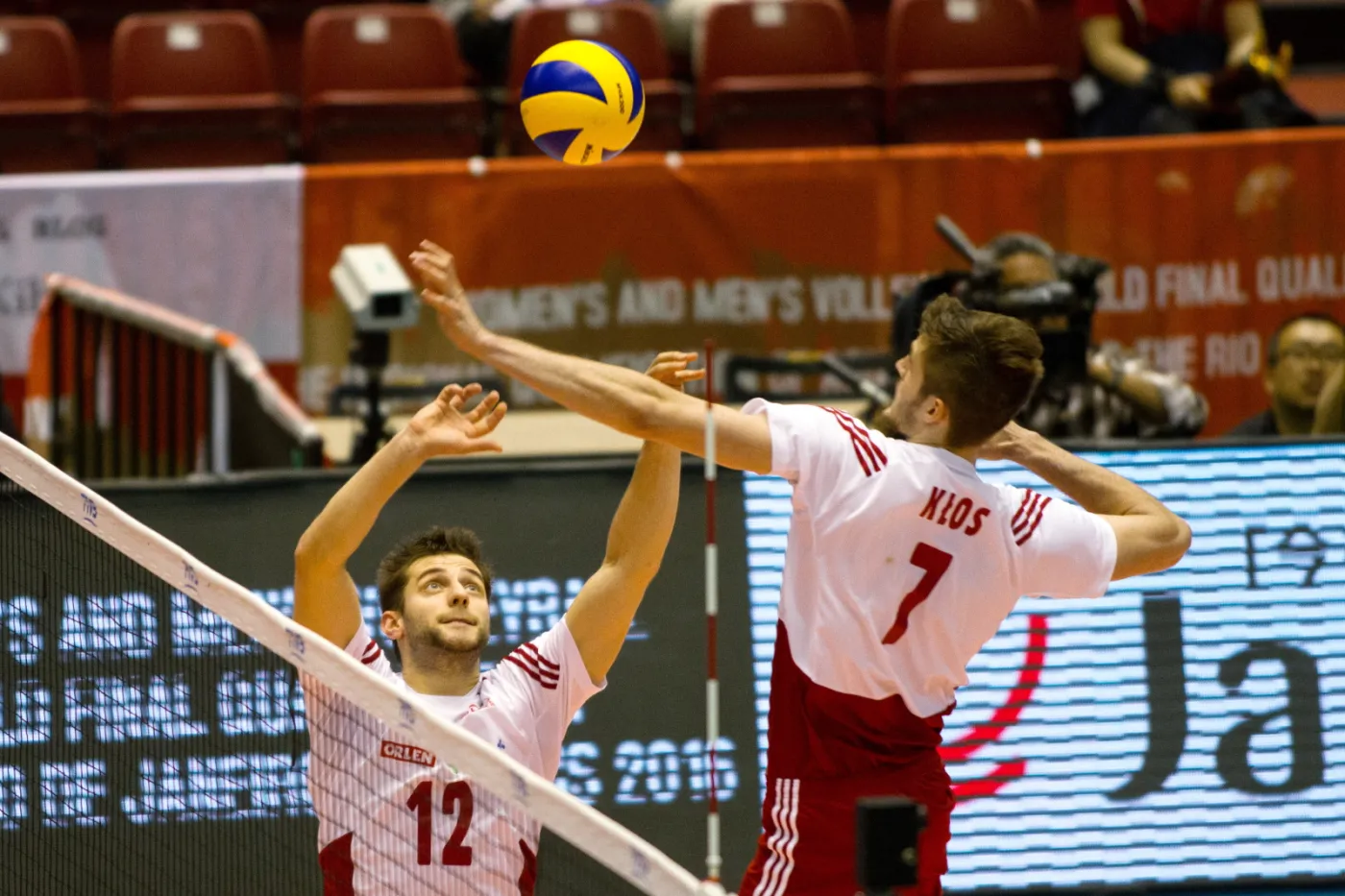 Grzegorz Łomacz (L) i Mateusz Mika (P), podczas meczu Polska - Kanada, w trakcie interkontynentalnego turnieju kwalifikacyjnego do Igrzysk Olimpijskich w Rio