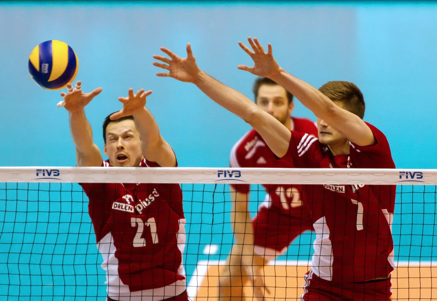 Rafał Buszek (L) i Karol Kłos (P) blokują piłkę w trakcie meczu Polska - Wenezuela