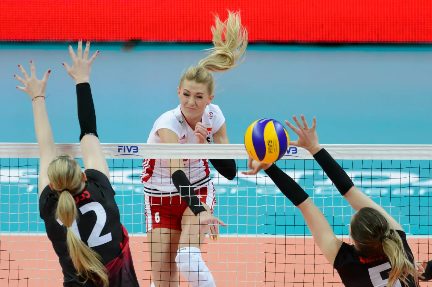 Anna Grejman (C) oraz Jennifer Cross (L) i Danielle Smith (P) z Kanady podczas meczu turnieju grupy 2B World Grand Prix siatkarek w Zielonej Górze