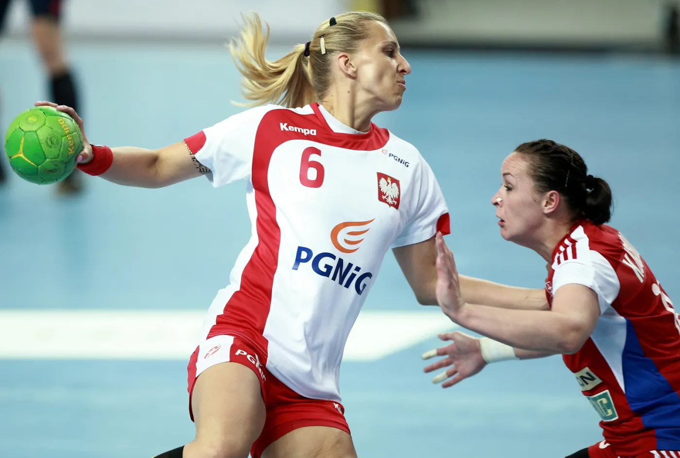 Polski Karolina Siódmiak (L) i Yuliya Kucerova (P) ze Słowacji podczas meczu eliminacji do mistrzostw Europy w piłce ręcznej kobiet