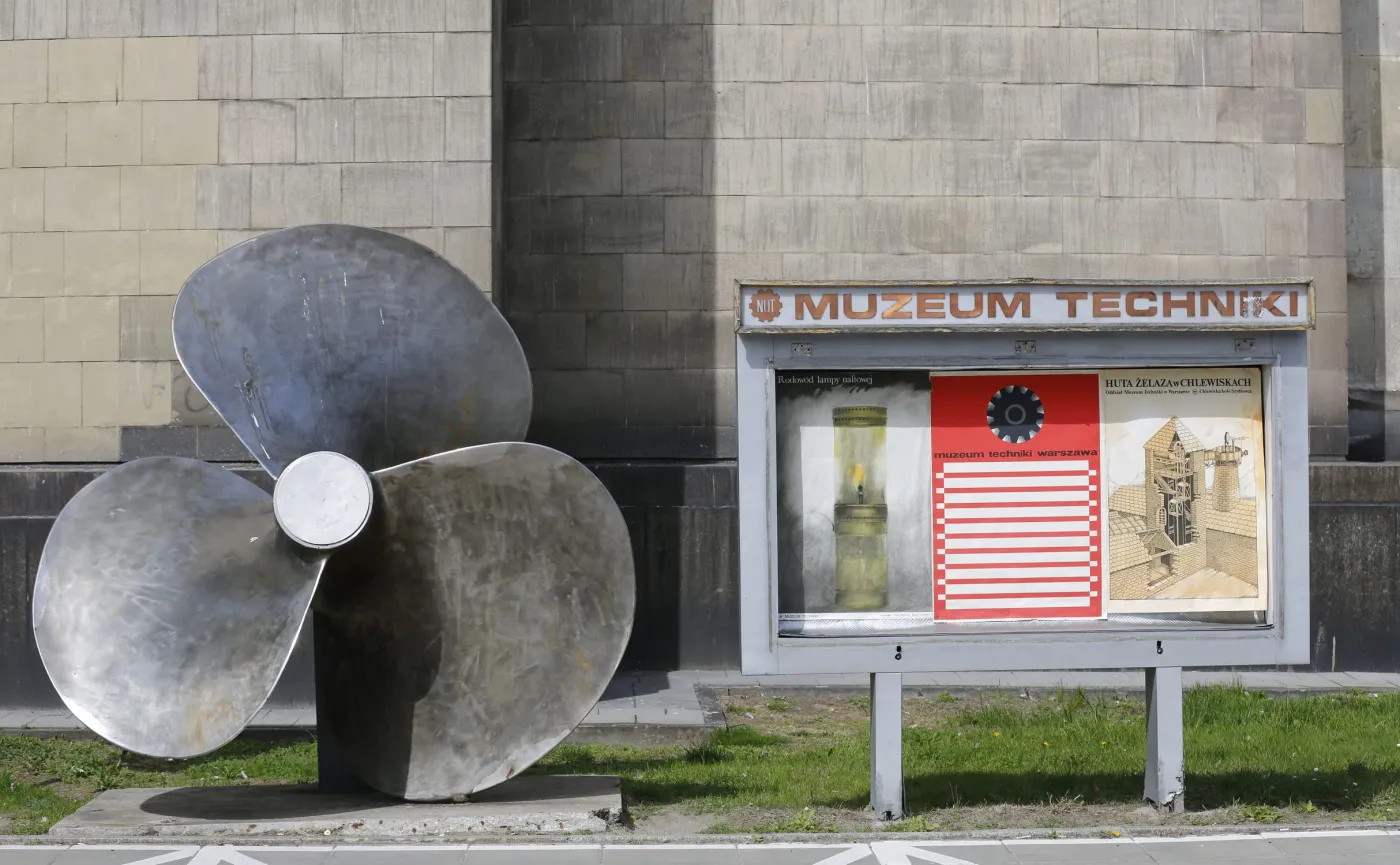 Okrętowa śruba przed wejściem do Muzeum Techniki