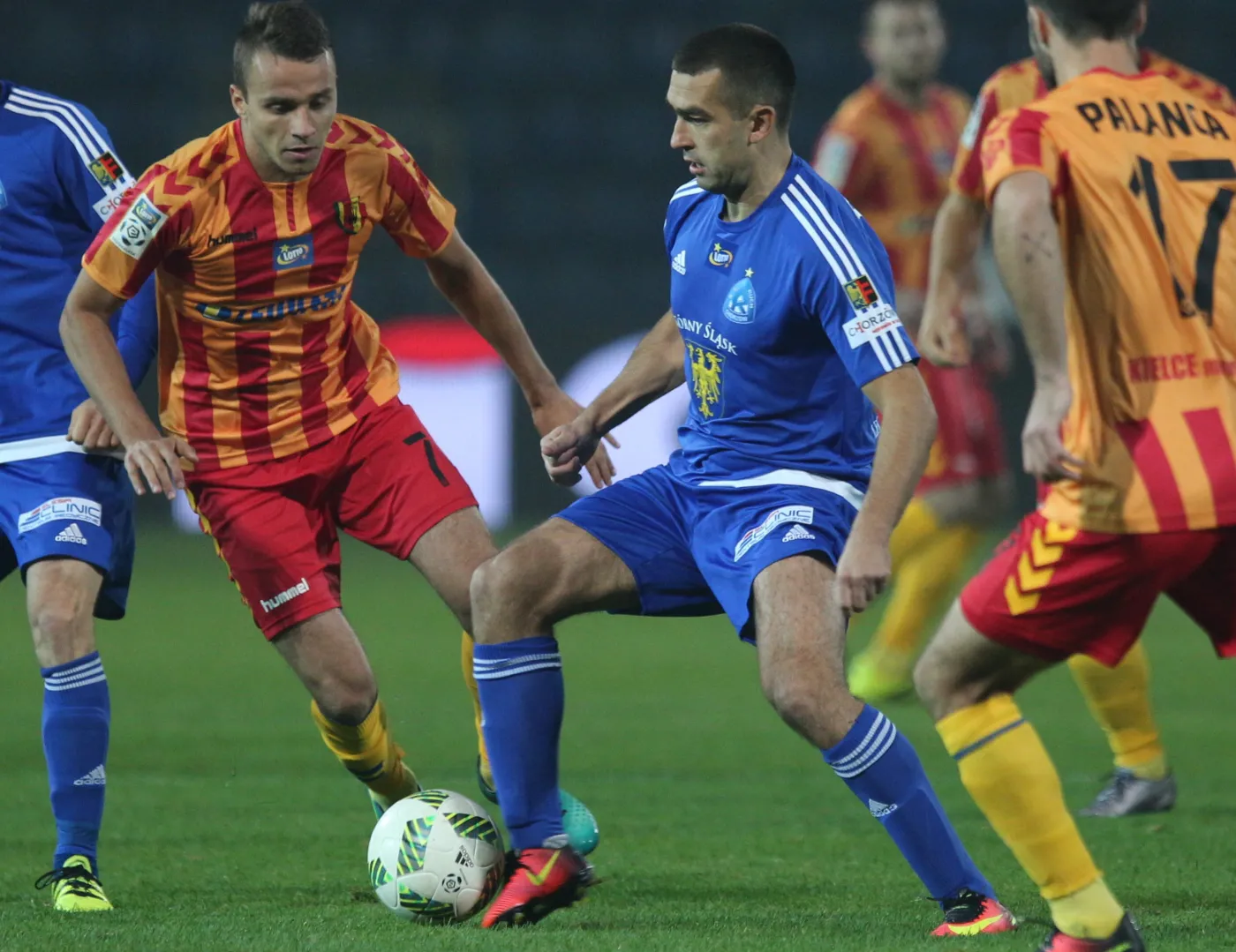 Zawodnik Ruchu Chorzów Łukasz Surma (P) i Marcin Cebula (L) z Korony Kielce