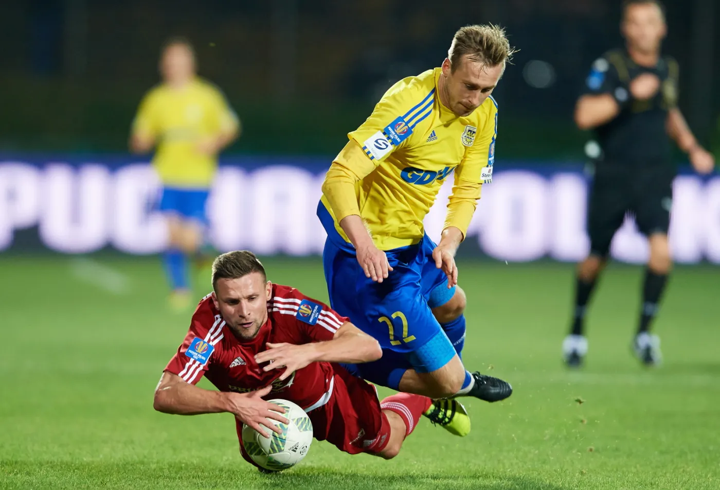 Piłkarz Drutex-Bytovii Bytów Robert Mandrysz (L) i Dariusz Zjawiński (P) z Arki Gdynia, podczas pierwszego meczu w 1/4 finału Pucharu Polski